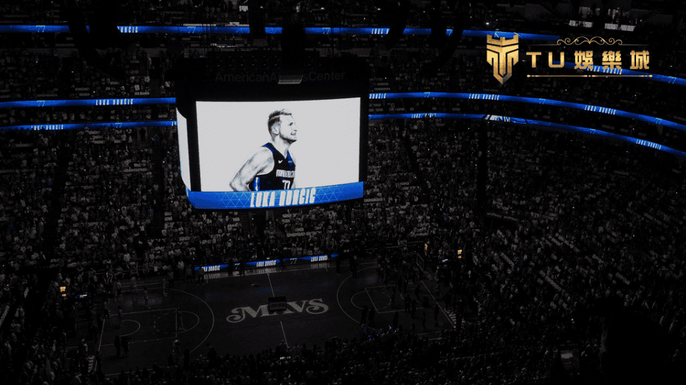 圖片中為Doncic首次回歸達拉斯主場，獨行俠製作的致敬影片，畫面非常感人