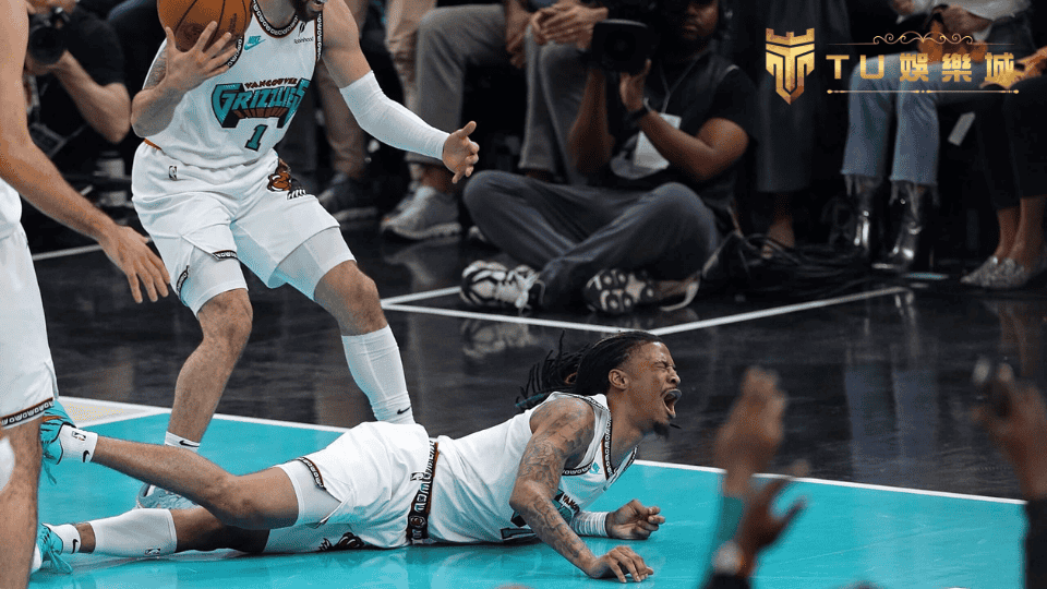 Ja Morant在一次灌籃時遭犯規重摔在地，檢查後於第二節未了時離場G3