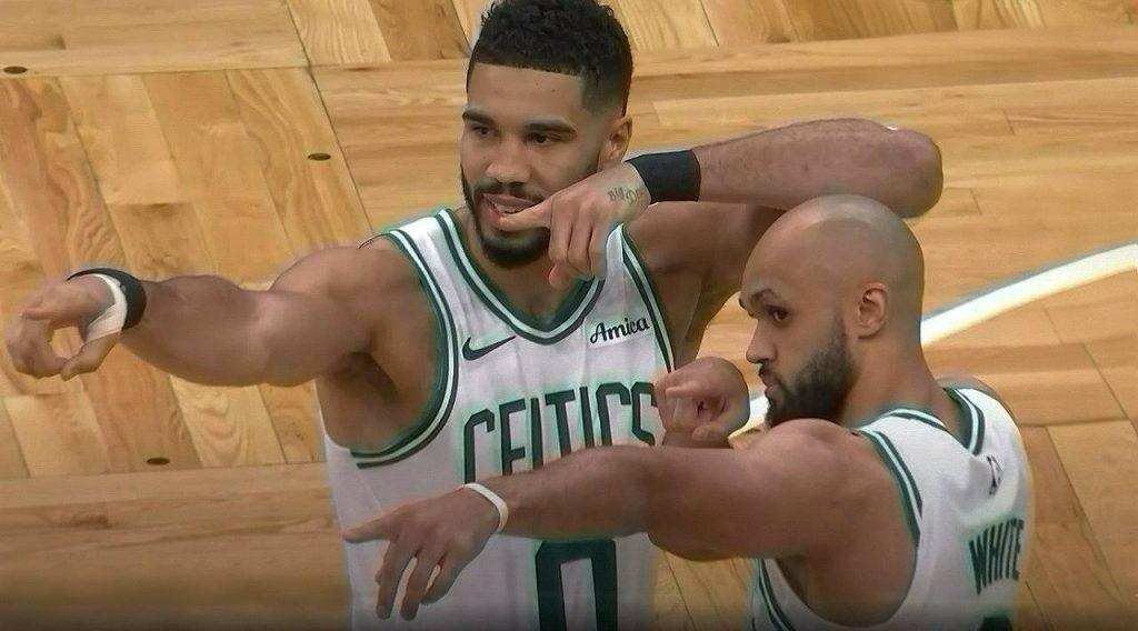 波士頓塞爾提克球員賽中互動慶祝畫面，Tatum與White身穿主場球衣，展現團隊默契與氣勢｜2025 NBA季後賽